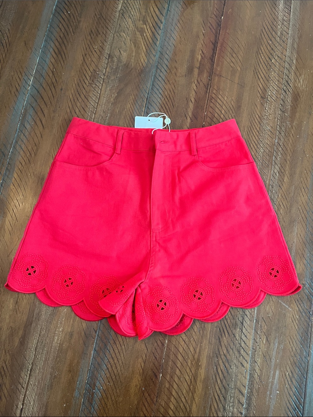 entro Red Scallop-Hem Eyelet Shorts